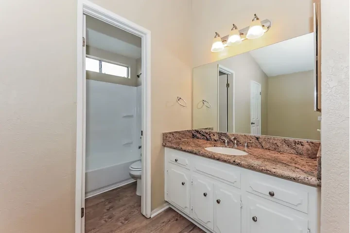 $2100 : Charming 3-Bedroom Home image 8