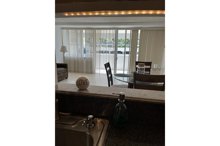 $2050 : Cerca de la playa! Apartamento image 3