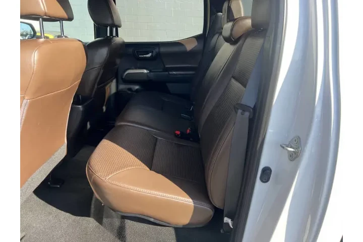 $25200 : 2018 Tacoma Limited image 9