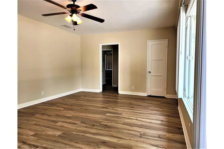 $900 : Beautiful recently remodeled ! image 9