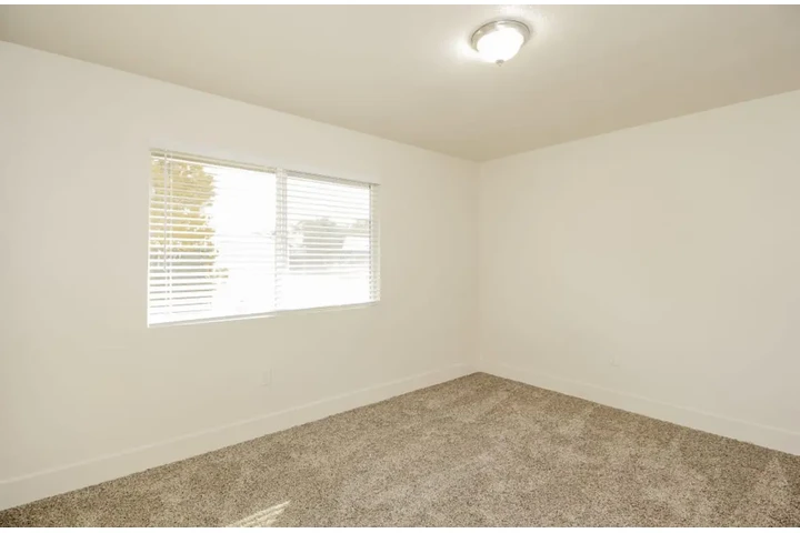 $2485 : Beautiful 3 Bed Home in Carson image 6