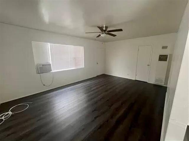 $1100 : DOWNEY 2 & 1 BEDROOM image 2