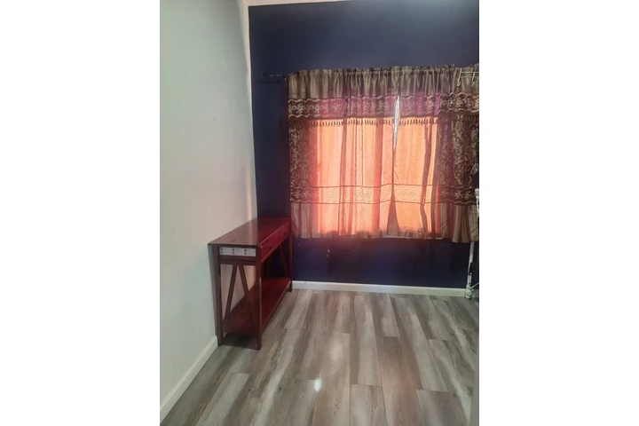 $700 : Rento Cuarto Mujeres image 1