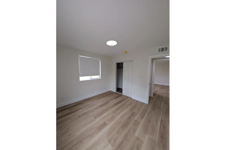 $3800 : 629 E 83rd St 90001 disponible image 8