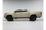 $23998 : Toyota Tacoma 2017 4x4 SR5 V thumbnail