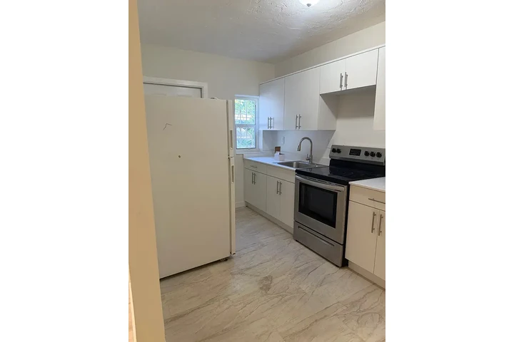 $600 : charming HOME ..Miami, FL image 4