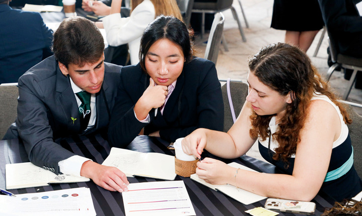 Estudiantes universitarios viendo una idea de negocio