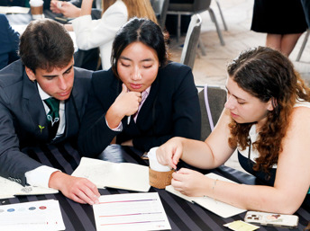 Estudiantes universitarios viendo una idea de negocio