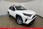 2021 RAV4 LE en Madison