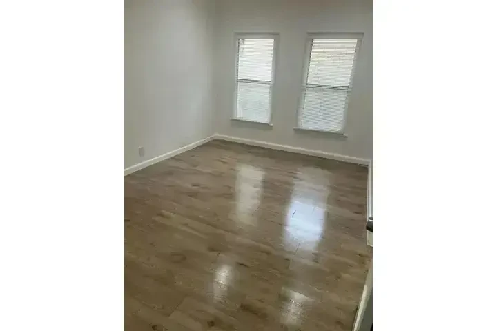 GLENDALE APARTMENT image 4