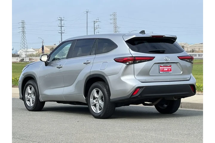 $33827 : Toyota Highlander 2023 L 4dr image 6