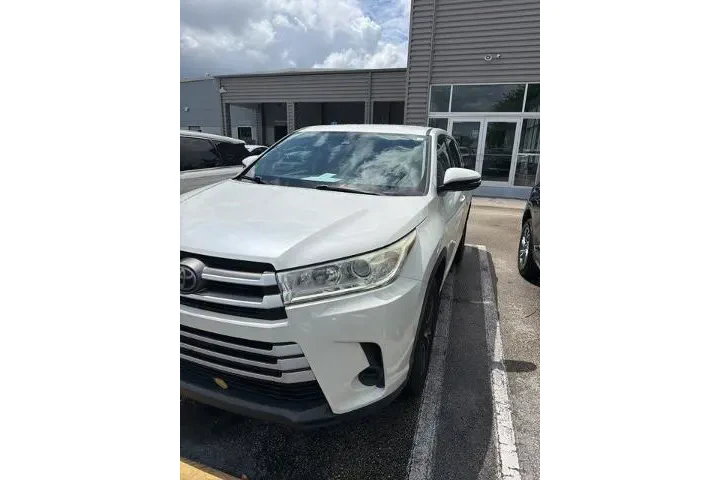 $11990 : Toyota Highlander 2019 LE 4d image 2