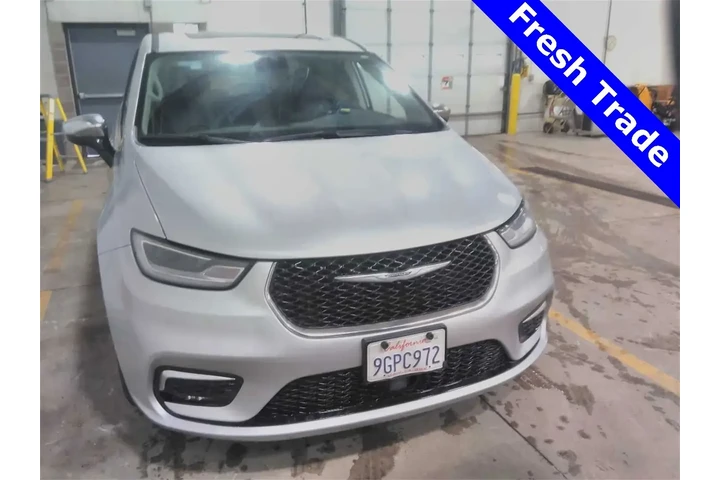 $26490 : Chrysler Pacifica Plug-In Hy image 2