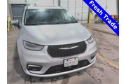 $26490 : Chrysler Pacifica Plug-In Hy thumbnail