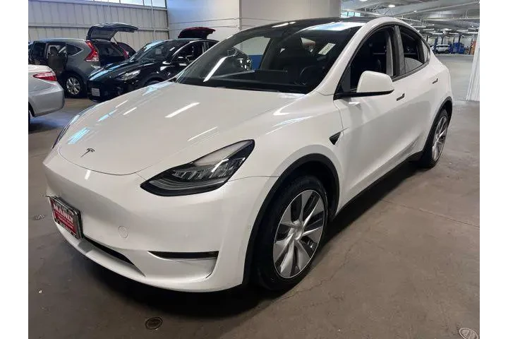 $27939 : Tesla Model Y 2022 AWD Long image 7