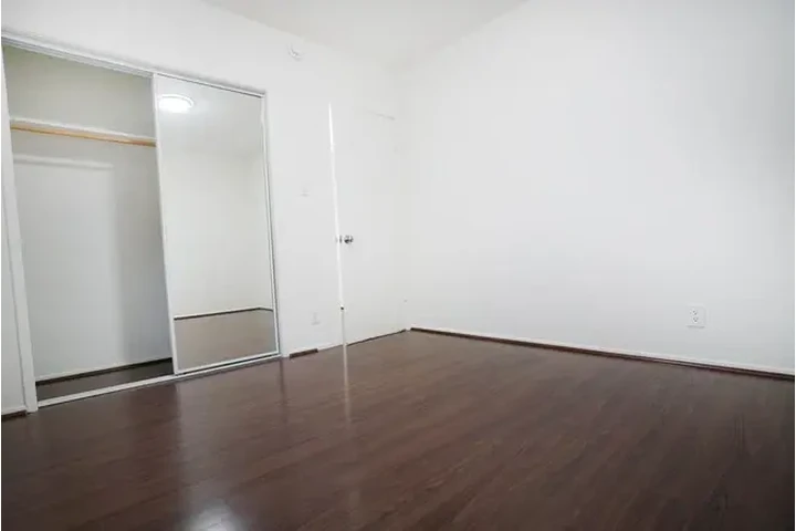 $1075 : 1H/1B amplio + parking inclu. image 7