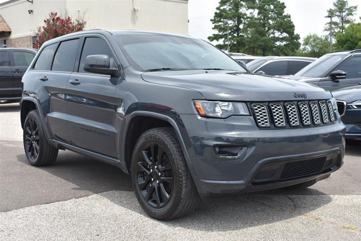 2018 Grand Cherokee Altitude image 2