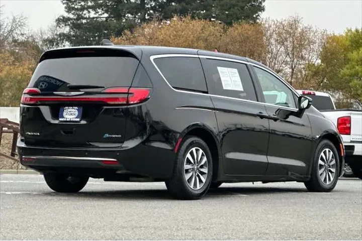 $28490 : Chrysler Pacifica Plug-In Hy image 4