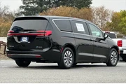 $28490 : Chrysler Pacifica Plug-In Hy thumbnail