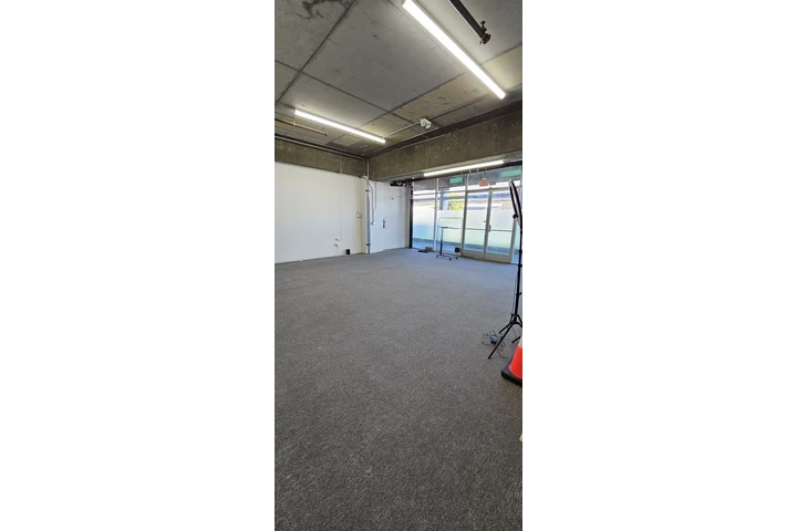 $1100 : 700 sq feet downtown la image 3