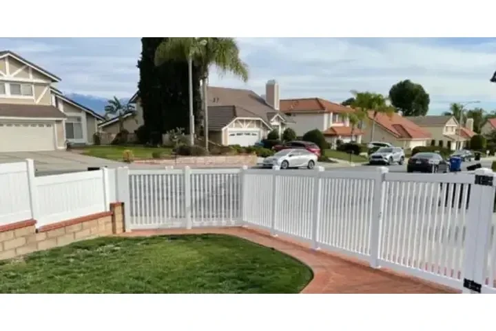 (747) 253-3735  Fence image 2