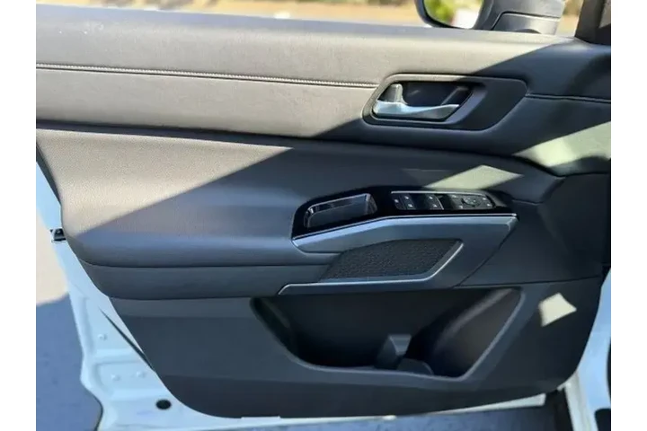 $29842 : Nissan Pathfinder 2024 AWD S image 8