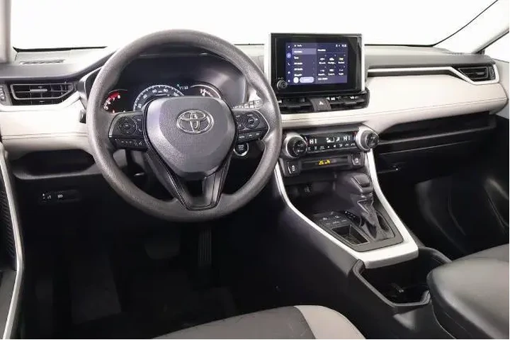 $30535 : Toyota RAV4 2024 XLE 4dr SUV image 2