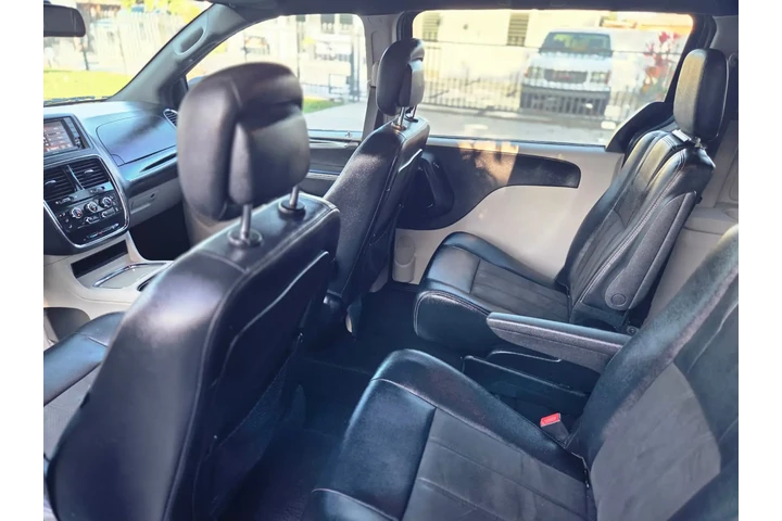 $5700 : Dodge grand caravan image 3