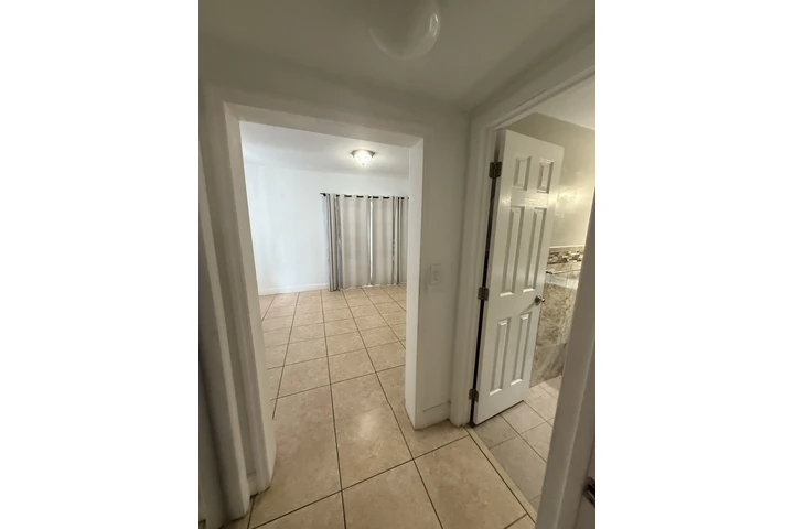 $2200 : Apartamento en Renta Hialeah image 6