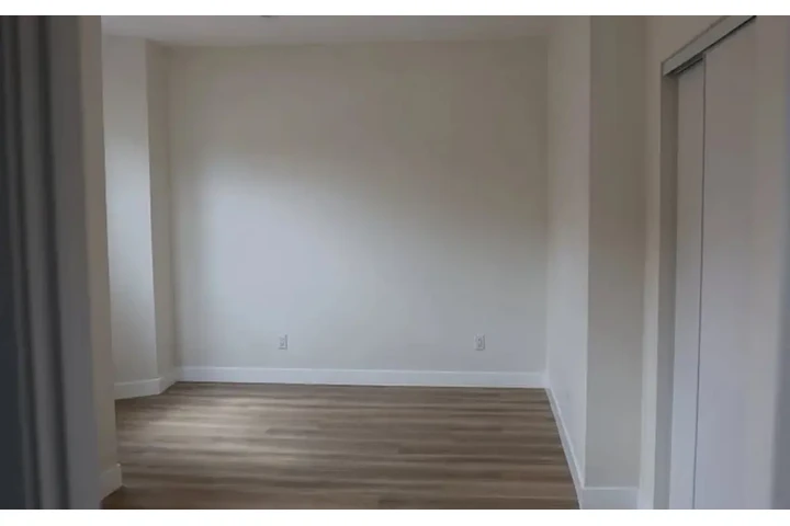 $2100 : 3Bed 2Bath Apt in LA for rent image 4