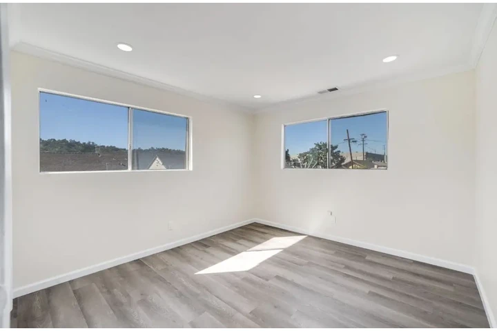 $1990 : 2 Bedroom Apt in James M Wood image 7