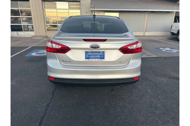 2012 Focus SE image 7