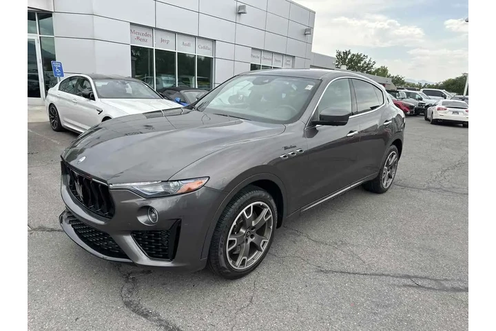 $45500 : 2022 Levante Modena image 3
