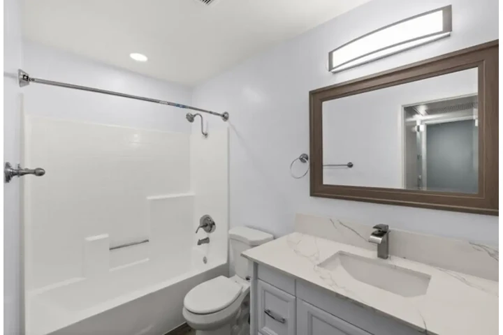 $1900 : 2 Bedroom Apartment in LA image 6