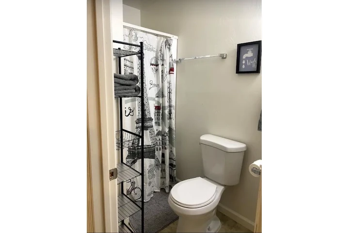 $1000 : Studio and 1-Bathroom image 3