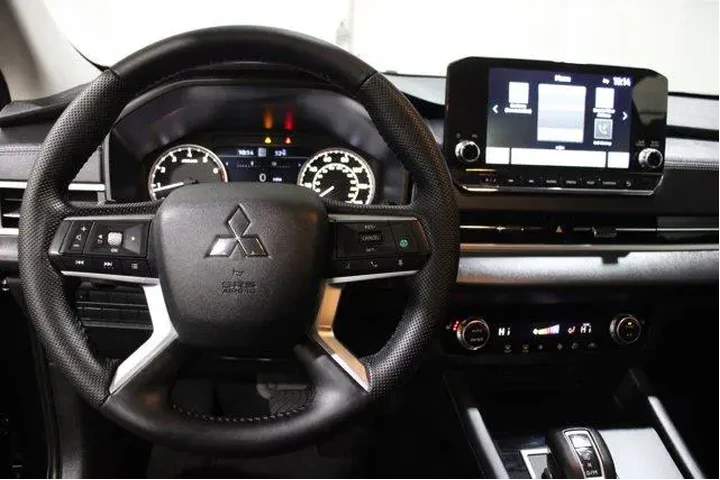 $25998 : Mitsubishi Outlander 2023 SE image 8