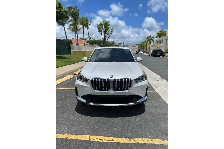 $54000 : 2025 BMW con Premium Package! image 2