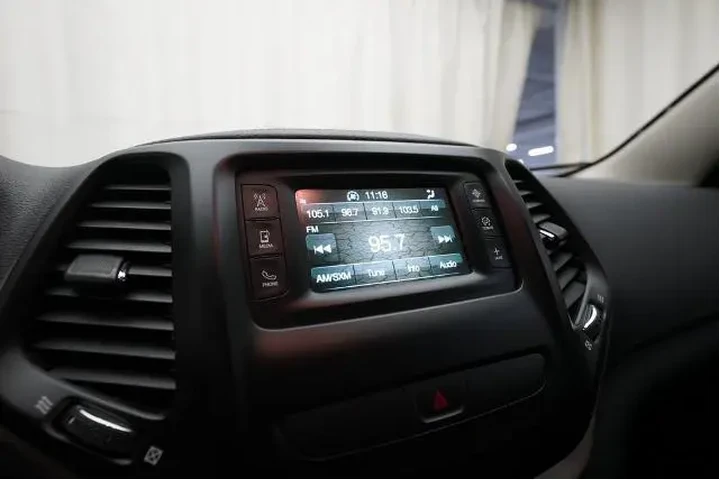 $13898 : Jeep Cherokee 2017 4x4 Sport image 6