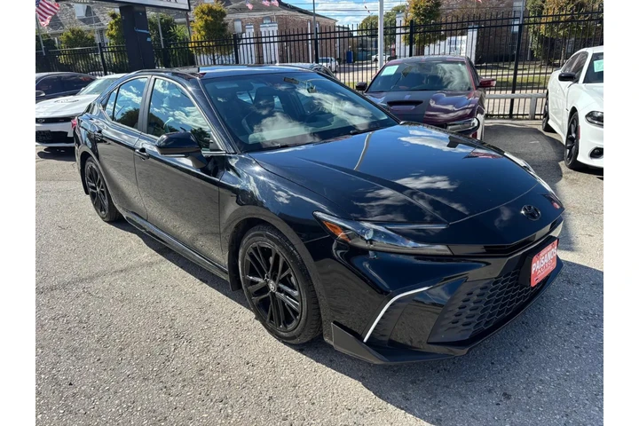 2025 Camry SE image 3