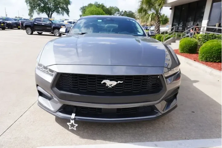 $32988 : Ford Mustang 2025 EcoBoost 2 image 2