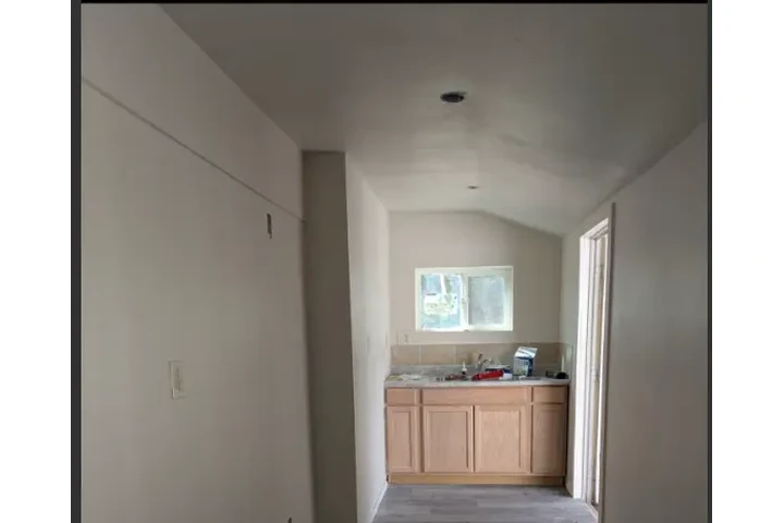 $800 : 10537 S Union Ave image 1