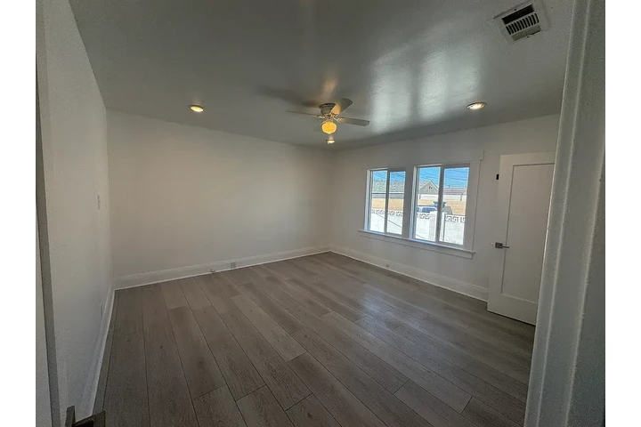 $2650 : Stewart And Gray Rd,Downey‼️ image 4