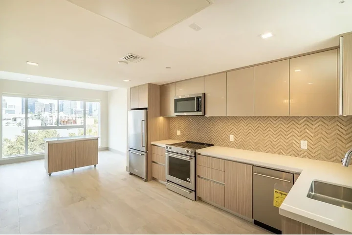 $1270 : Apartamento moderno en renta image 2