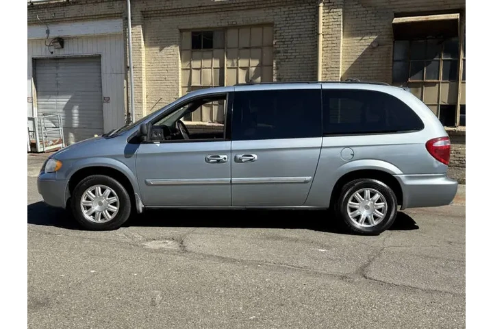 2006 Town and Country Touring image 6