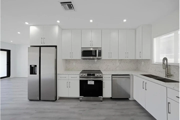 $1050 : kitchen Beautifully Updated image 2