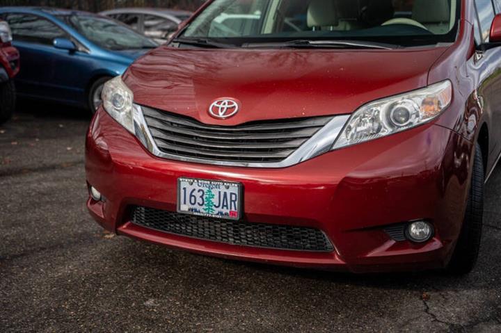 $13995 : 2011 Sienna XLE 7-Passenger image 4