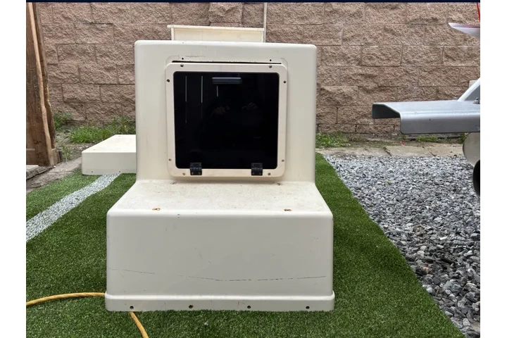 $300 : Seat and Tackle Compartment image 5