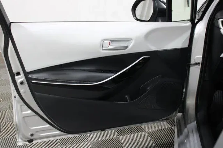 $20892 : Toyota Corolla Hatchback 202 image 6