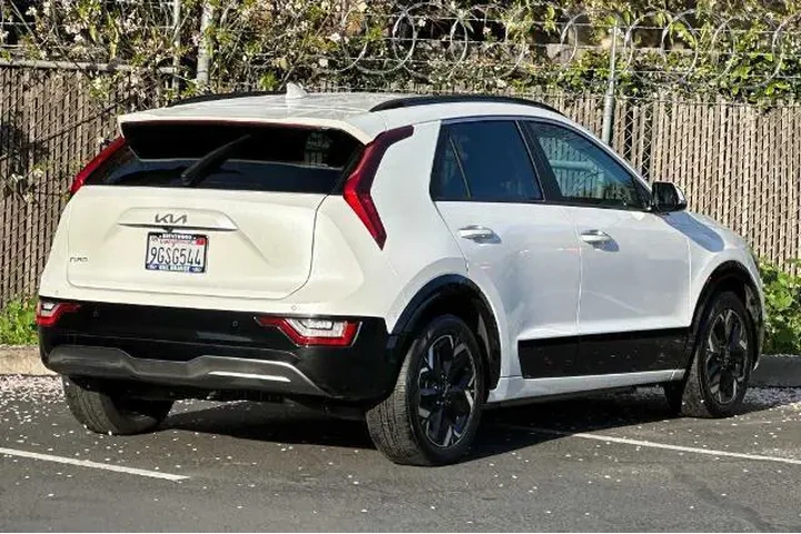 $22100 : Kia Niro EV 2023 Wave 4dr Cr image 3