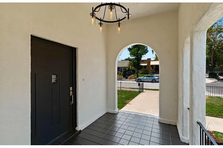$2400 : Newly Renovated 3 Bed in LA image 2